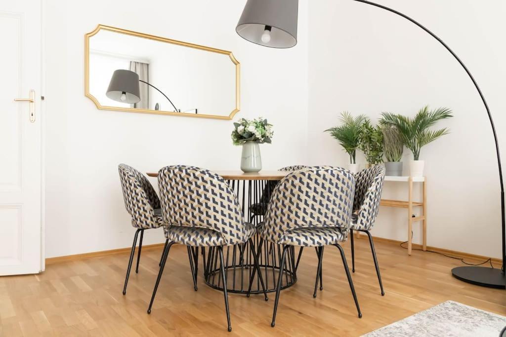 Franz 23 - Typical Viennese Apartment In The Heart Of Vienne Extérieur photo