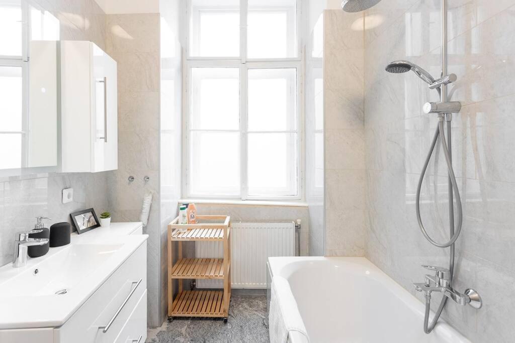 Franz 23 - Typical Viennese Apartment In The Heart Of Vienne Extérieur photo